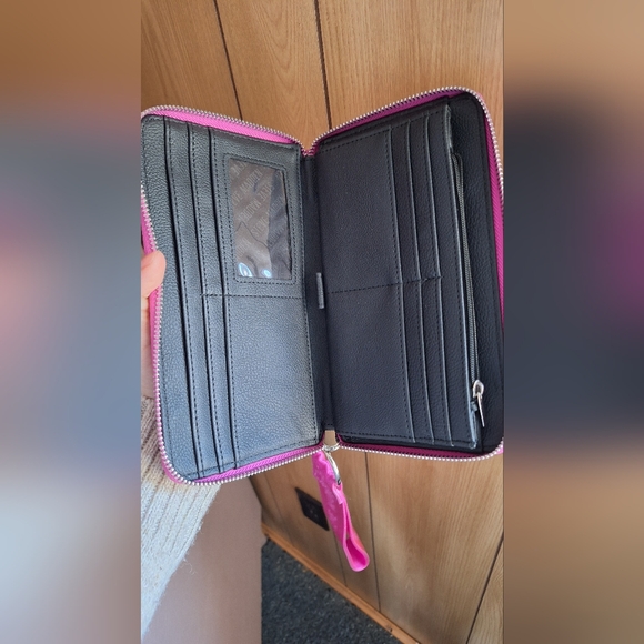 Steve Madden Wristlet - Picture 2 of 5